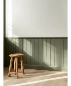 BW001LTP Lewe zakończenie boazerii angielskiej 6 mj boazeria bw001 wall with green panelling and stool 1 lbox 885x660 ffffff